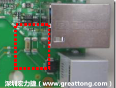 有人認為電容旁邊已經(jīng)有螺絲將電路板固定于機殼上了，不應(yīng)該發(fā)生電路板彎曲的現(xiàn)象才對。