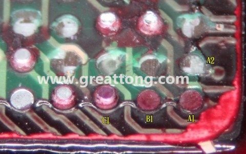 下圖是紅墨水測(cè)試后將PCB板子拿回來側(cè)一個(gè)角度拍攝的照片，就可以很清楚的看到錫球黏在PCB端，或不在PCB端。